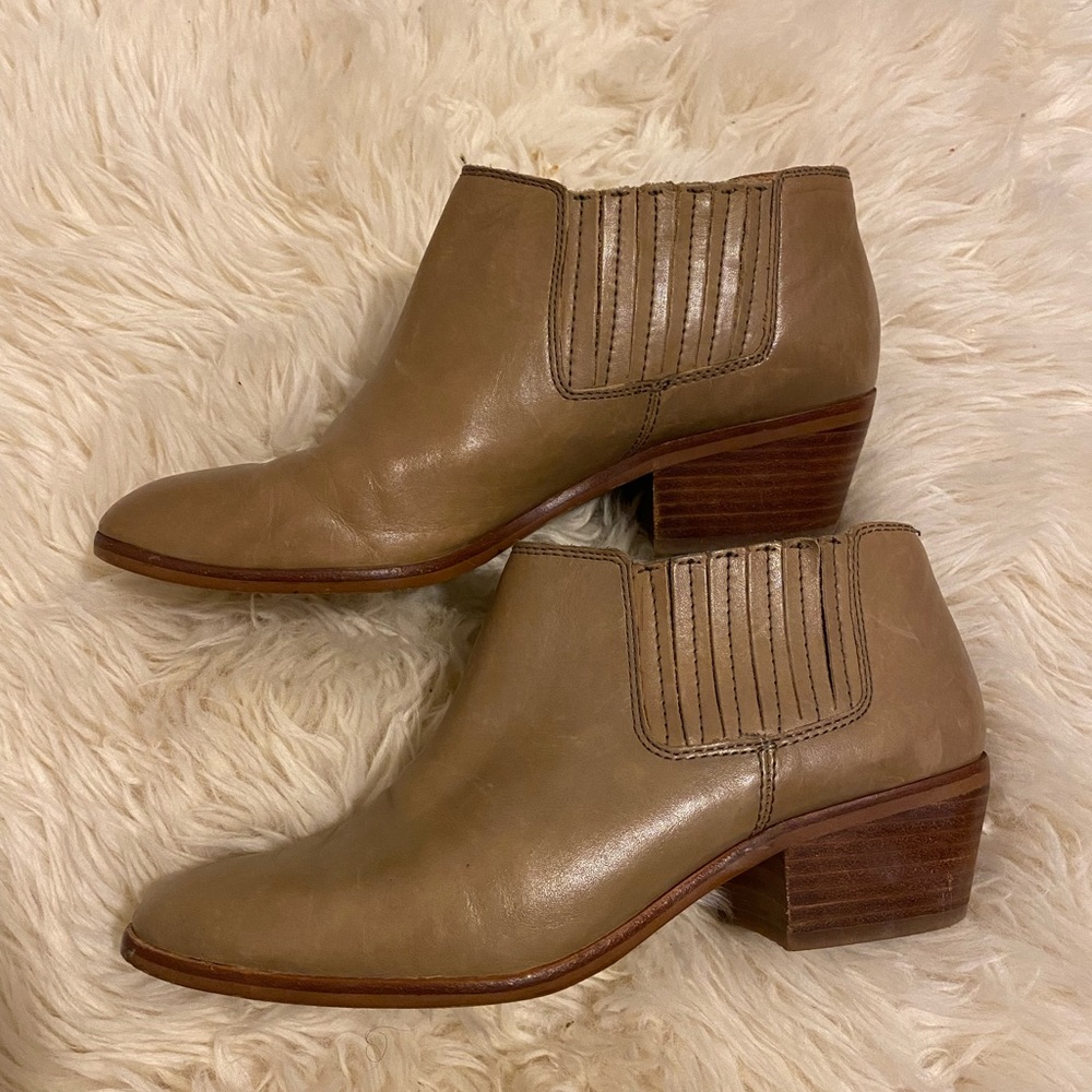 Madewell Spencer Chelsea tan booties size 8.5